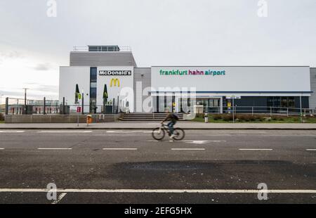 16. Februar 2021, Rheinland-Pfalz, Lautzenhausen: Ein Radfahrer fährt am Empfangsgebäude am Flughafen Frankfurt Hahn vorbei. Foto: Andreas Arnold/dpa Stockfoto