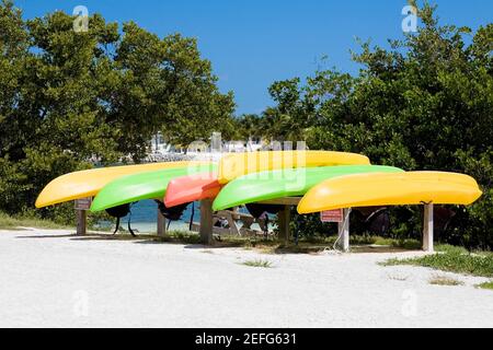 Boote in einer Reihe, Curry Hammock State Park, Marathon, Florida, USA Stockfoto