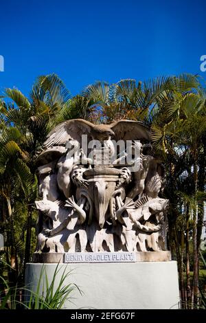 Nahaufnahme einer Statue vor Palmen, Plant Park, University of Tampa, Tampa, Florida, USA Stockfoto