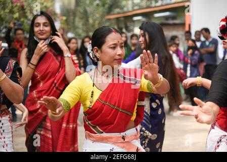 Guwahati, Indien. Februar 2021, 17th. Mising Stammes Menschen mit traditionellen Tanz während Ali-Aye-Ligang Festival in Guwahati, Indien am 17. Februar 2021. Ali-Aye-Ligang, das wichtigste Erntefest der ethnisch vermisenden Gemeinschaft Menschen, dieses Frühlingsfest mit Landwirtschaft verbunden, vor allem mit dem Beginn der Ahu Paddy Anbau Kredit: David Talukdar/Alamy Live News Stockfoto