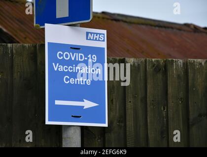 COVID-19 Impfzentrum UK Straßenschilder wie auf Straßen gefunden Von North Devon Stockfoto