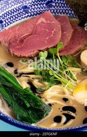 Tori paitan Ramen Suppe mit Pastrami und Eiern Stockfoto