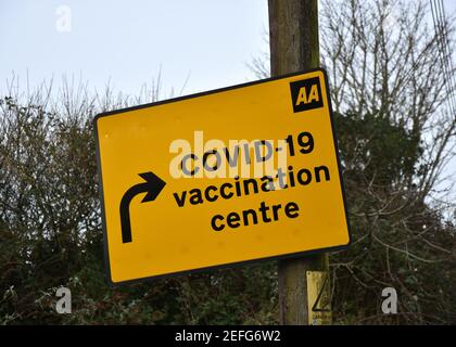 COVID-19 Impfzentrum UK Straßenschilder wie auf Straßen gefunden Von North Devon Stockfoto