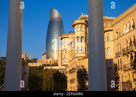 Aserbaidschan, Baku, Blick durch Säulen des Internationalen Mugham Zentrums zu einem der Flame Towers Stockfoto