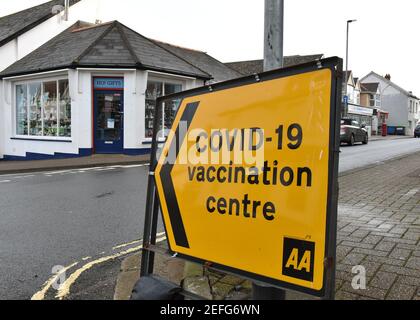 COVID-19 Impfzentrum UK Straßenschilder wie auf Straßen gefunden Von North Devon Stockfoto