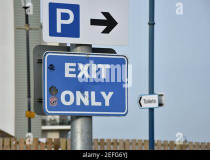 UK Straßenschilder wie auf den Straßen von North Devon, P, Parkplatz, nur Ausfahrt gefunden Stockfoto