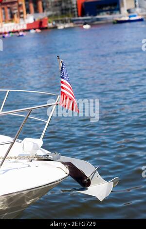 Amerikanische Flagge auf einem shipÅ½s Bogen, Baltimore, Maryland, USA Stockfoto