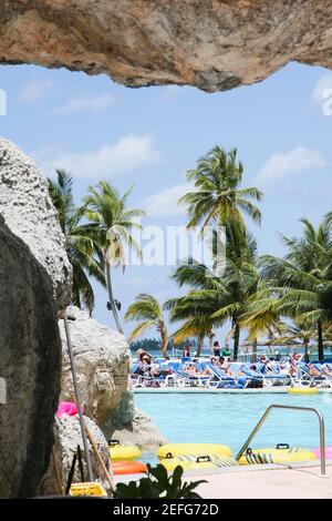 Touristen entspannen in einem Ferienort, Cable Beach, Nassau, Bahamas Stockfoto