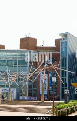 Skulpturen vor einem Gebäude, Maryland Science Center, Baltimore, Maryland, USA Stockfoto