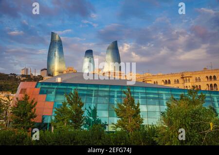 Aserbaidschan, Baku, Flame Towers hinter dem International Mugham Centre Stockfoto