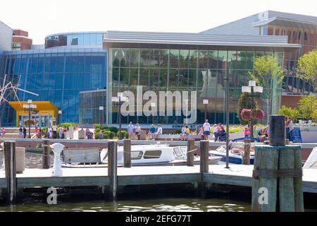 Gebäude in der Nähe einer Anlegestelle, Maryland Science Center, Baltimore, Maryland, USA Stockfoto