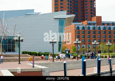 Touristen gehen vor einem Gebäude, Maryland Science Center, Baltimore, Maryland, USA Stockfoto