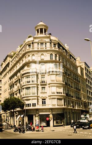 Niedrige Ansicht eines Gebäudes, La Pedrera, Barcelona, Spanien Stockfoto