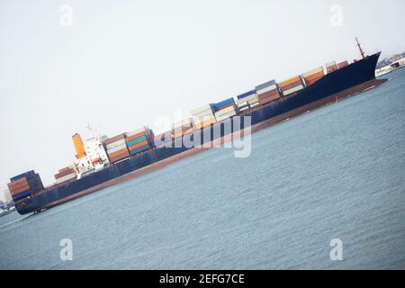 Containerschiff im Fluss, PatriotÅ½s Point, Charleston Harbour, Charleston, South Carolina, USA Stockfoto