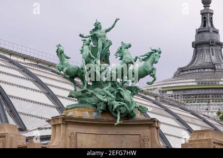 Niedrige Ansicht einer Statue auf einem Gebäude, Galeries Nationales du Grand Palais, Paris, Frankreich Stockfoto