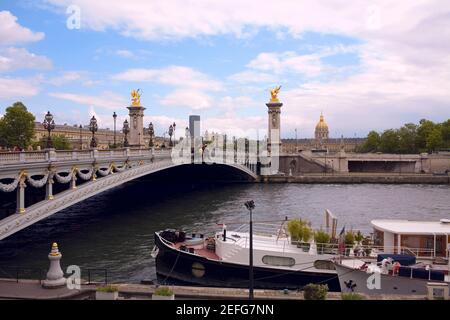 Bogenbrücke über einen Fluss, Ponte Alexander III, seine, Paris, Frankreich Stockfoto