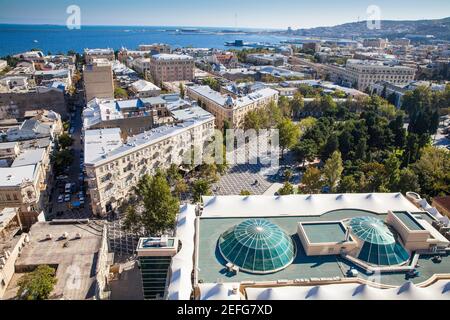 Aserbaidschan, Baku, Blick auf die Stadt mit Blick auf den Fountain Square, die Baku Crystal Hall und den zweithöchsten Flagmast der Welt Stockfoto