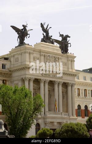 Statuen auf der Oberseite eines Regierungsgebäudes, Ministerium für Landwirtschaft Gebäude, Madrid, Spanien Stockfoto