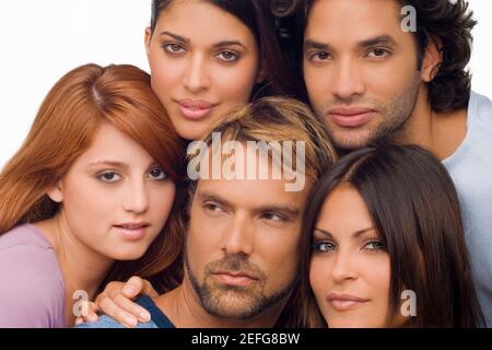 Nahaufnahme eines Mitte erwachsenen Mannes mit seinen Freunden Stockfoto