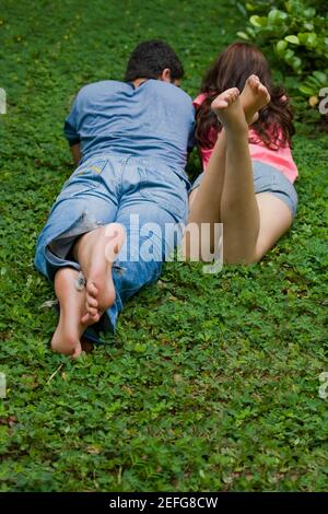 Rückansicht eines jungen Paares, liegend in einem park Stockfoto