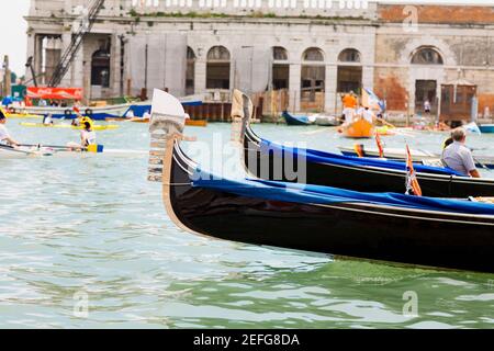 Gondeln in einem Kanal vor Gebäuden, Regatta Storica, Venedig, Italien Stockfoto