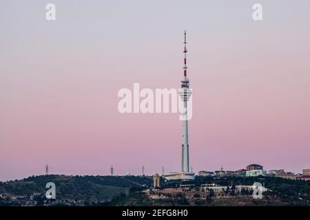 Aserbaidschan, Baku, Blick Richtung Sahidlar Xiyabani - Martyrs Gasse, Eternal Flame Memorial und der Fernsehturm Stockfoto