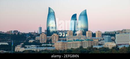 Aserbaidschan, Baku, Blick auf die Flamme Türme in der Morgendämmerung Stockfoto