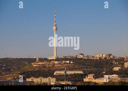 Aserbaidschan, Baku, Blick Richtung Sahidlar Xiyabani - Martyrs Gasse, Eternal Flame Memorial und der Fernsehturm Stockfoto