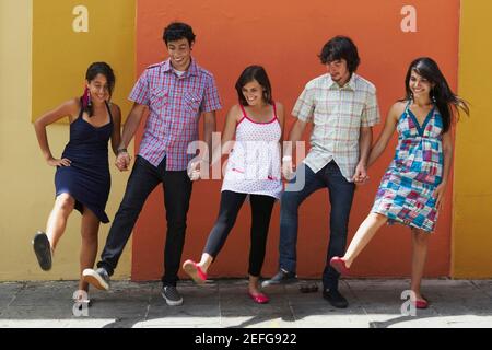 Zwei junge Männer, die tanzen mit drei jungen Frauen, Puerto Rico Stockfoto