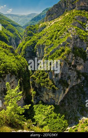 Draufsicht auf den Avello Canyon im Maiella Nationalpark. Abruzzen, Italien, Europa Stockfoto