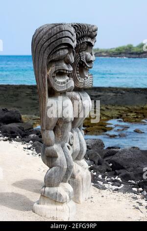 Zwei Tiki-Fackeln an einem Sandstrand, Puuhonua O Honaunau National Historical Park, Kona Coast, Big Island, Hawaii Islands, USA Stockfoto