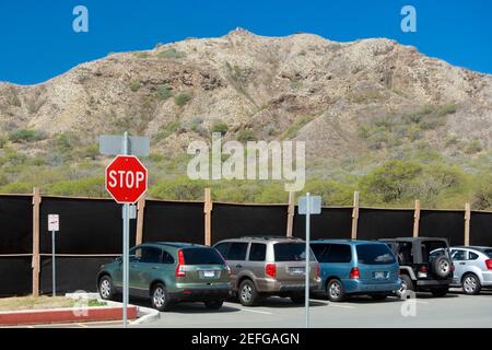 Autos auf einem Parkplatz, Diamond Head, Waikiki Beach, Honolulu, Oahu, Hawaii-Inseln, USA Stockfoto