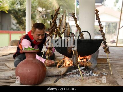 Guwahati, Assam, Indien. Februar 2021, 17th. Mising Stammes Menschen, die traditionelle Lebensmittel während Ali-Aye-Ligang Festival in Guwahati, Indien am 17. Februar 2021. Ali-Aye-Ligang, das wichtigste Erntefest der ethnischen Mising Gemeinschaft Menschen, dieses Frühlingsfest mit Landwirtschaft verbunden, vor allem mit dem Beginn der Ahu Paddy Anbau. Quelle: David Talukdar/ZUMA Wire/Alamy Live News Stockfoto