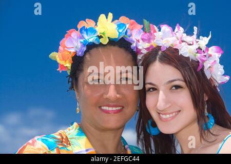 Porträt einer reifen Frau und einer jungen Frau lächelnd Stockfoto