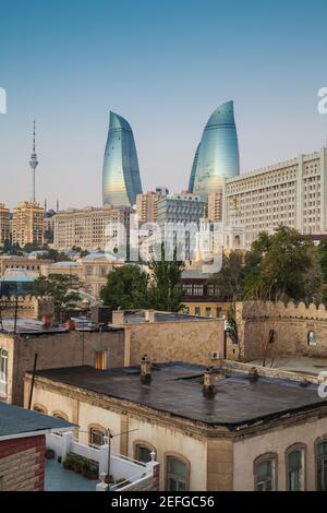 Aserbaidschan, Baku, Blick über Dächer und Mauern der Altstadt auf die Flame und TV Towers Stockfoto