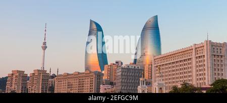 Aserbaidschan, Baku, Blick auf die Flamme Türme in der Morgendämmerung Stockfoto
