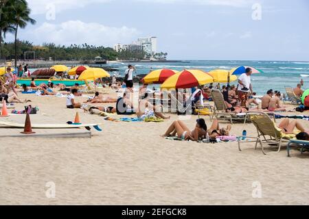 Touristen am Strand, Waikiki Beach, Honolulu, Oahu, Hawaii-Inseln, USA Stockfoto
