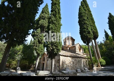 Außenansicht der historischen Ostorthodoxen Basilika des Kaisariani-Klosters in Athen, Griechenland. Stockfoto