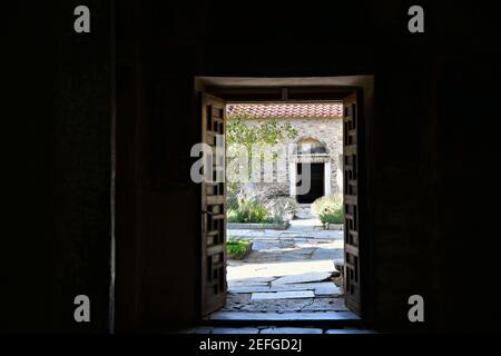 Reflektorium Ansicht des historischen Ostorthodoxen Kaisariani Klosters in Athen, Griechenland. Stockfoto