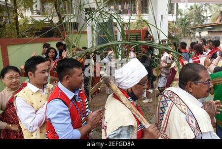 Guwahati, Assam, Indien. Februar 2021, 17th. Missing Stammes Menschen Durchführung Rituale während Ali-Aye-Ligang Festival in Guwahati, Indien am 17. Februar 2021. Ali-Aye-Ligang, das wichtigste Erntefest der ethnischen Mising Gemeinschaft Menschen, dieses Frühlingsfest mit Landwirtschaft verbunden, vor allem mit dem Beginn der Ahu Paddy Anbau. Quelle: David Talukdar/ZUMA Wire/Alamy Live News Stockfoto