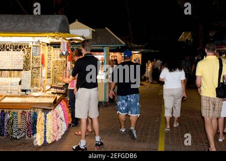 Gruppe von Menschen in einem Markt, Waikiki Beach, Honolulu, Oahu, Hawaii-Inseln, USA Stockfoto