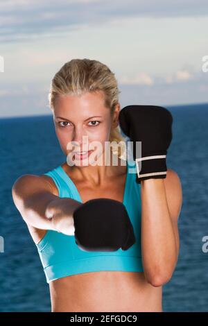 Porträt einer jungen Frau mit Boxhandschuhe Stockfoto