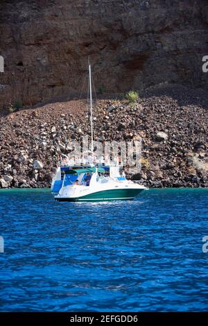 Tourboot CookÅ½s Meer, Kapitänsdenkmal, Kealakekua Bay, Kona Coast, Big Island, Hawaii-Inseln, USA Stockfoto