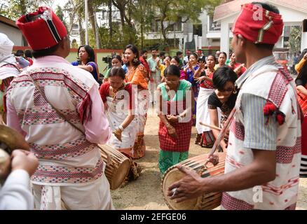 Guwahati, Assam, Indien. Februar 2021, 17th. Mising Stammes Menschen mit traditionellen Tanz während Ali-Aye-Ligang Festival in Guwahati, Indien am 17. Februar 2021. Ali-Aye-Ligang, das wichtigste Erntefest der ethnisch vermisenden Gemeinschaft Menschen, dieses Frühlingsfest mit Landwirtschaft verbunden, vor allem mit dem Beginn der Ahu Paddy Anbau Kredit: David Talukdar/ZUMA Wire/Alamy Live News Stockfoto