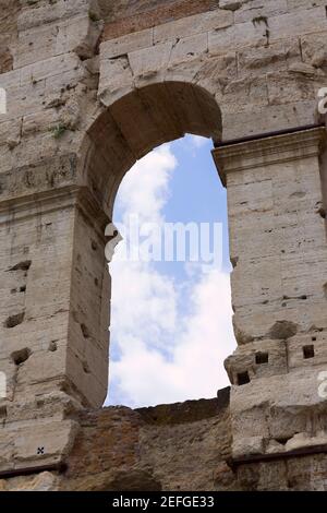 Niedrige Winkelansicht eines Triumphbogens, Rom, Italien Stockfoto