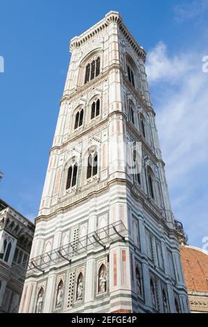 Blick auf einen Glockenturm, Duomo Santa Maria del Fiore, Florenz, Italien Stockfoto