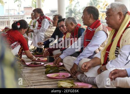 Guwahati, Assam, Indien. Februar 2021, 17th. Älteste essen traditionelle Speisen während des Ali-Aye-Ligang Festivals in Guwahati, Indien am 17. Februar 2021. Ali-Aye-Ligang, das wichtigste Erntefest der ethnischen Mising Gemeinschaft Menschen, dieses Frühlingsfest mit Landwirtschaft verbunden, vor allem mit dem Beginn der Ahu Paddy Anbau. Quelle: David Talukdar/ZUMA Wire/Alamy Live News Stockfoto