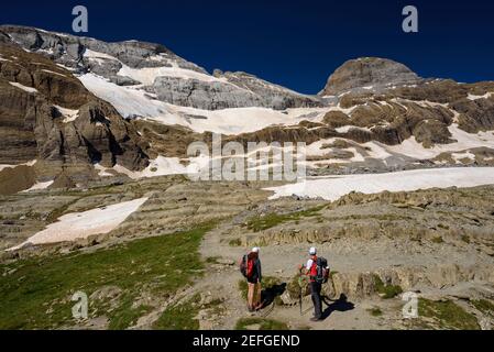 Balcón de Pineta im Hintergrund der Gipfel des Monte Perdido (Nationalpark Ordesa und Monte Perdido, Pyrenäen, Spanien) Stockfoto