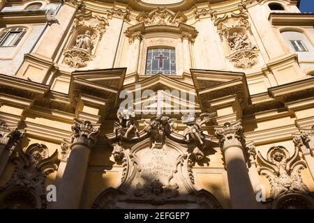 Niedrige Ansicht einer Kirche, Santa Maria Maddalena, Rom, Italien Stockfoto