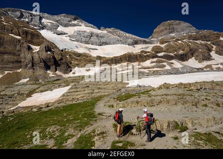 Balcón de Pineta im Hintergrund der Gipfel des Monte Perdido (Nationalpark Ordesa und Monte Perdido, Pyrenäen, Spanien) Stockfoto